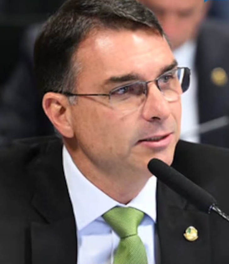 Flávio Bolsonaro pede que as pessoas que seguem o pai nas redes sociais conhecem a segui-lo