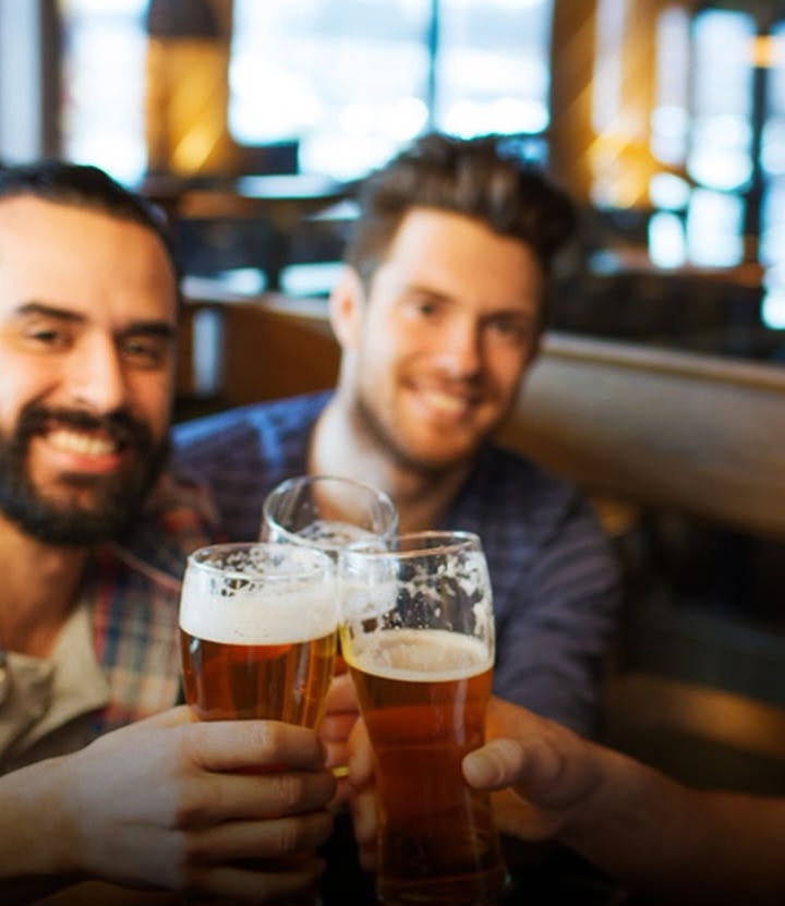 74% dos homens gostam mais de ficar com os amigos  do que com as namoradas