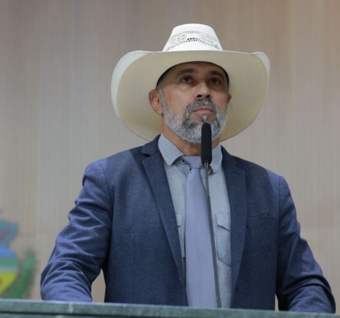 Deputado  sugere uso da Bíblia como material de apoio em escolas estaduais de  Goiás