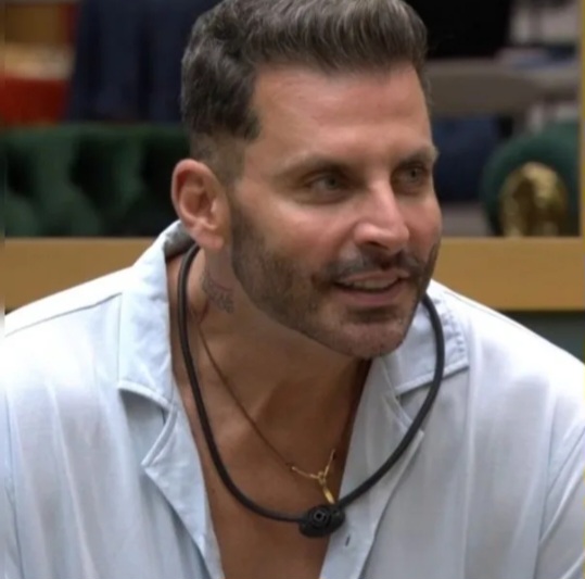 Após ter convulsão em prova, Henri Castelli volta à casa do BBB e passa mal de novo