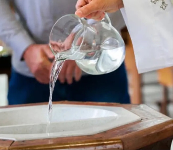 Pai é condenado por excluir mãe do batismo do filho, em Goiânia