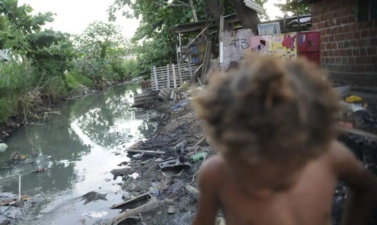 Falta de saneamento leva mais de 100 mil crianças à internação em 2024