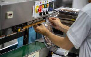 Redução da jornada de trabalho deve considerar desafios econômicos, diz CNI