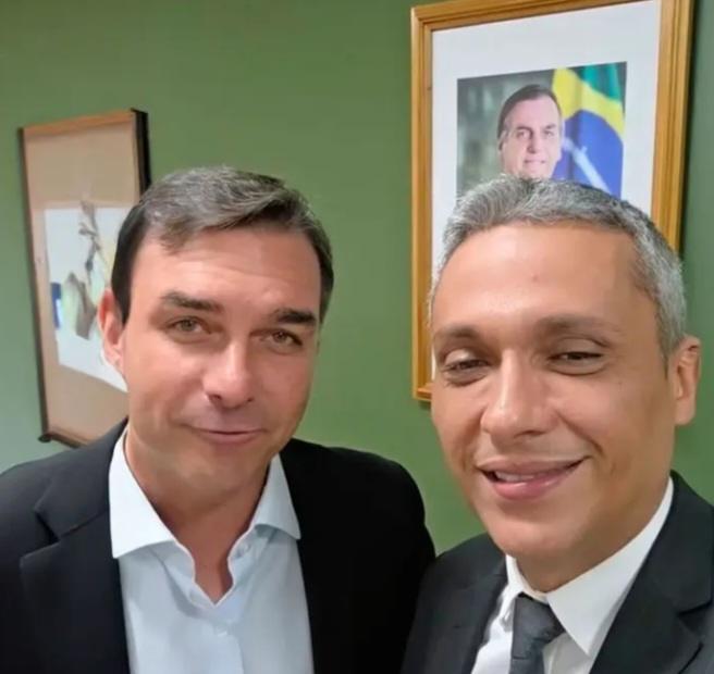 Flávio Bolsonaro  participa do lançamento da pré-candidatura  de Gustavo Gayer ao Senado