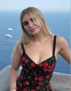 Jovem processa mãe por gastar herança deixada pelo pai,com grifes,cirurgias e carros