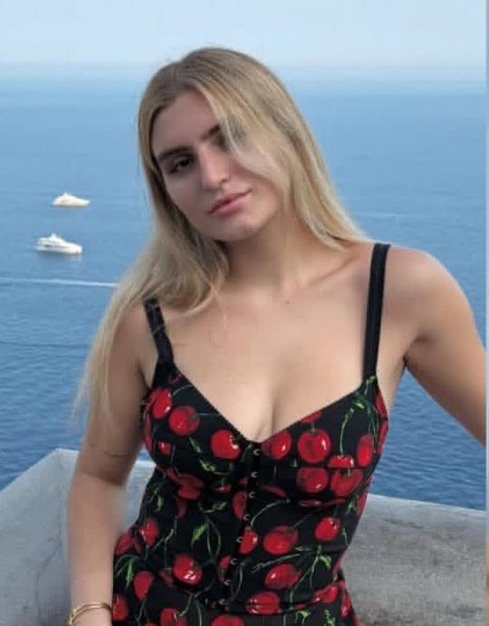 Jovem processa mãe por gastar herança deixada pelo pai,com grifes,cirurgias e carros