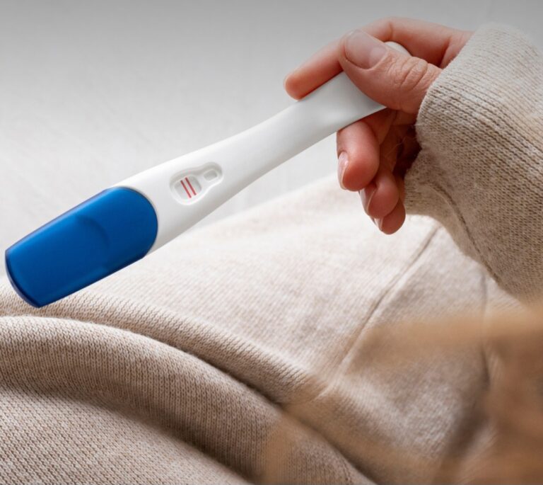 Após transar com gêmeos, mulher engravida e não sabe quem é o pai