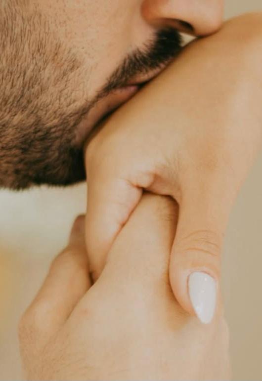 Justiça  da Espanha  decide que beijo na mão sem consentimento pode ser agressão sexual