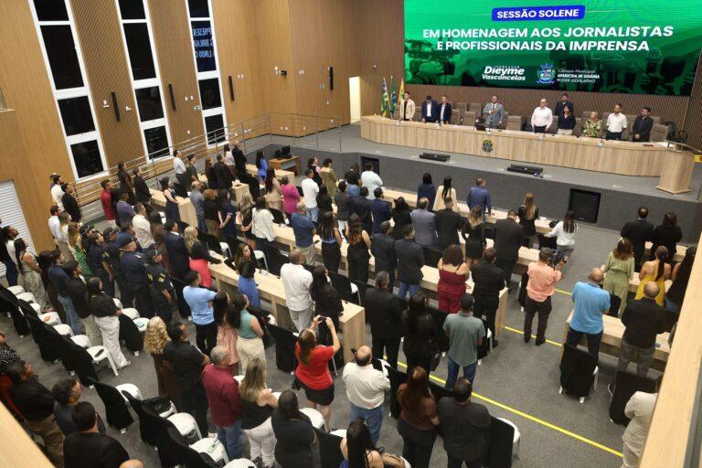 Vereador Dieyme Vasconcelos  presta homenagem a cerca de duzentos  jornalistas em sessão  solene