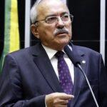 Ex-deputado de 79 anos publica ‘nude’ por engano