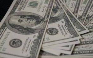 Dólar encerra último pregão aos R$ 4,99