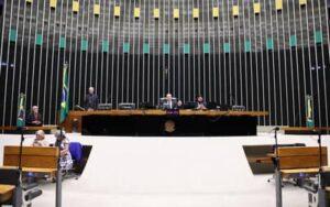 Em meio à análise da redução de jornada, Congresso terá semana esvaziada por feriado