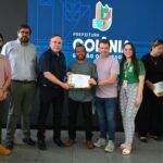 Prefeito Sandro Mabel entrega cartão com crédito de R$ 5 mil para pequenos produtores rurais da capital
