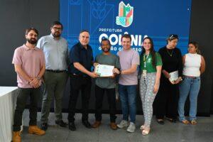 Prefeito Sandro Mabel entrega cartão com crédito de R$ 5 mil para pequenos produtores rurais da capital