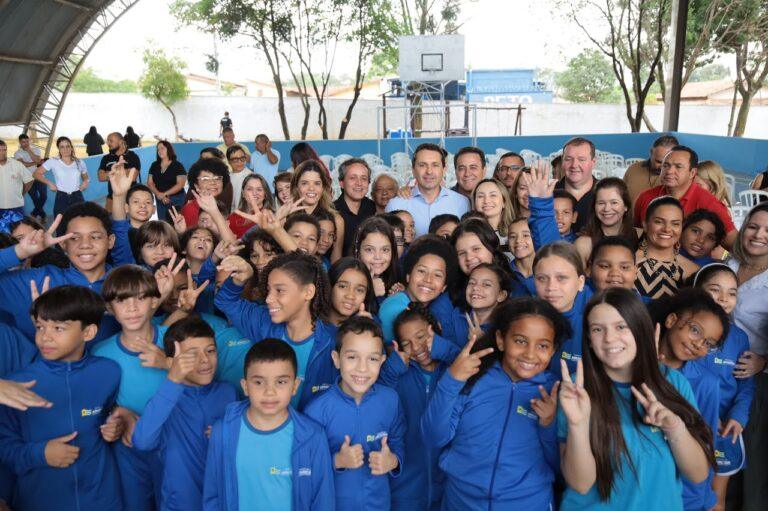 Gestão Vilela reduz desigualdades no ensino e recebe R$ 34,6 milhões para investir em educação em Aparecida