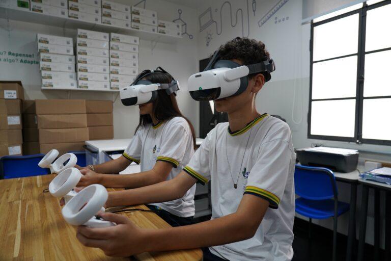 Governo de Goiás entrega kits de óculos de realidade virtual para 104 escolas