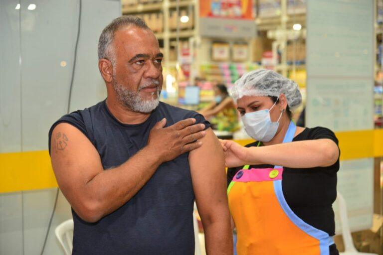 Prefeitura de Aparecida promove vacinação noturna em supermercados para proteger a população antes das férias
