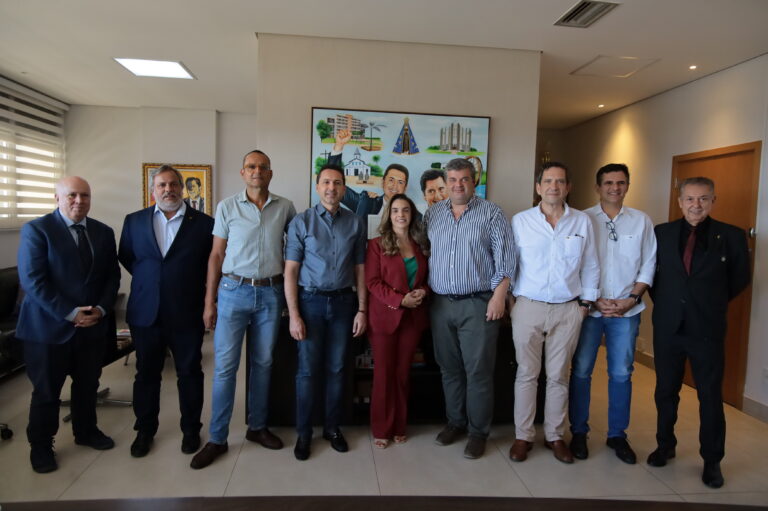 Prefeito Leandro Vilela recebe missão portuguesa e fortalece diálogo para cooperação econômica e tecnológica em Aparecida