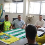 Prefeito Leandro Vilela entrega bandeiras de Aparecida a atletas que representarão o município na 33ª Caminhada Ecológica de Goiás