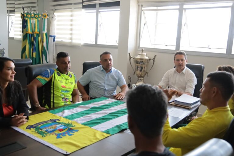Prefeito Leandro Vilela entrega bandeiras de Aparecida a atletas que representarão o município na 33ª Caminhada Ecológica de Goiás