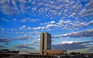 CACB e CNM discutem adoção do voto distrital misto no Brasil