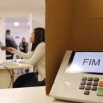 Flávio Bolsonaro ou Lula: brasileiros escolhem presidente neste domingo (25); veja horários, candidatos e o que levar para votar